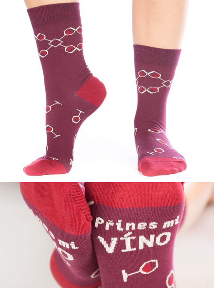 Přines víno ponožky